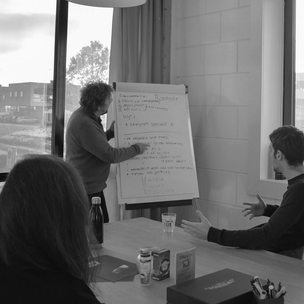 Overleg bij Forward Marketing met SEO specialisten aan tafel